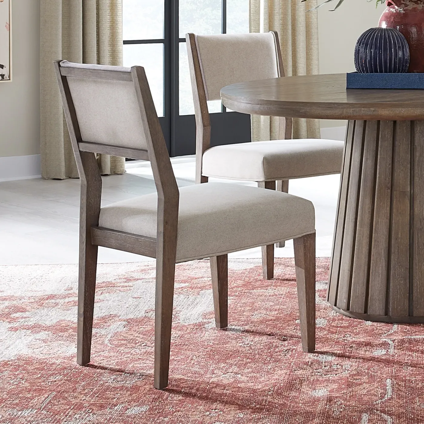 Outlet Carnaby Extendable Round Table, 2 Arm Chairs & 2 Side chairs Dining Room Sets
