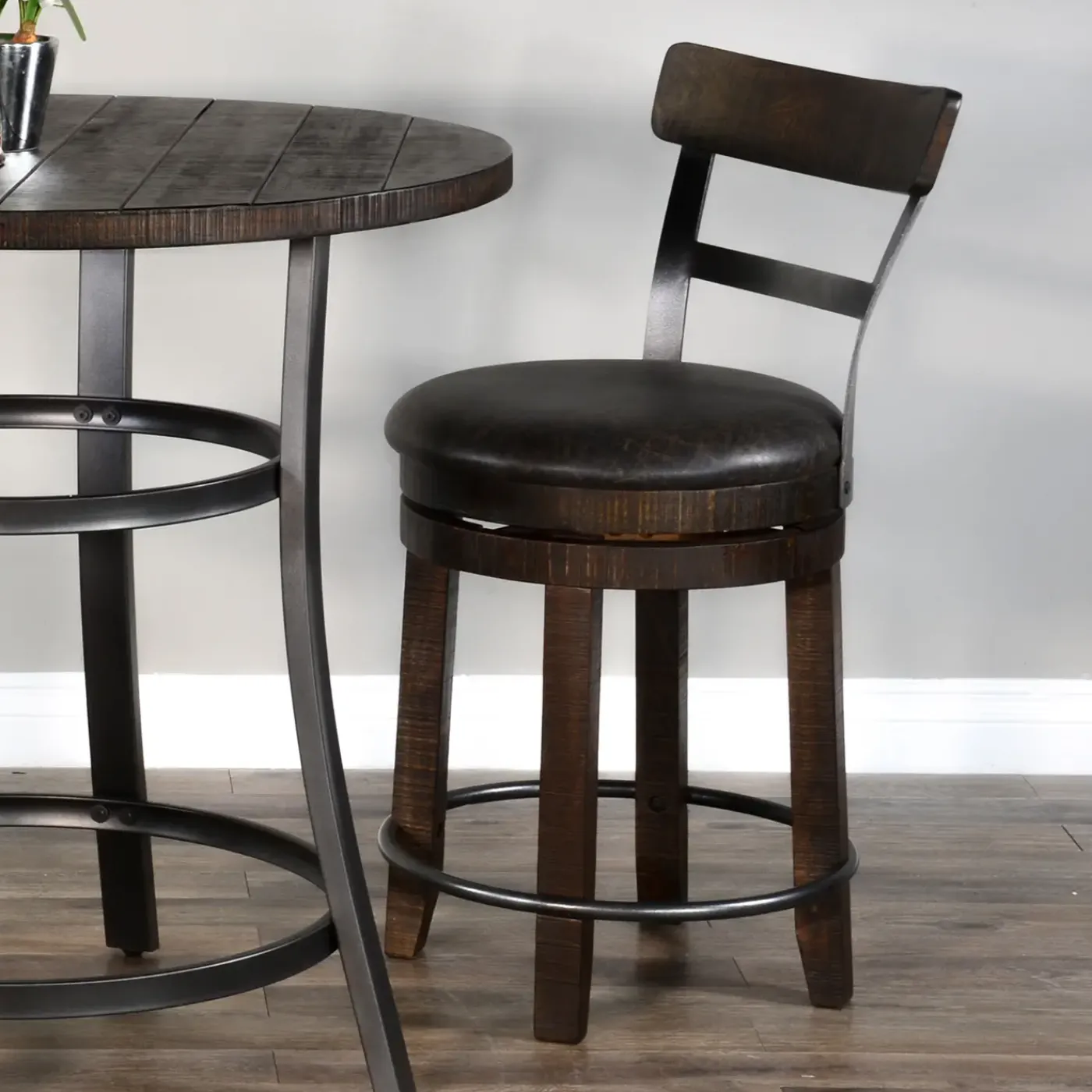 Outlet Saratoga Stool Bar Stools